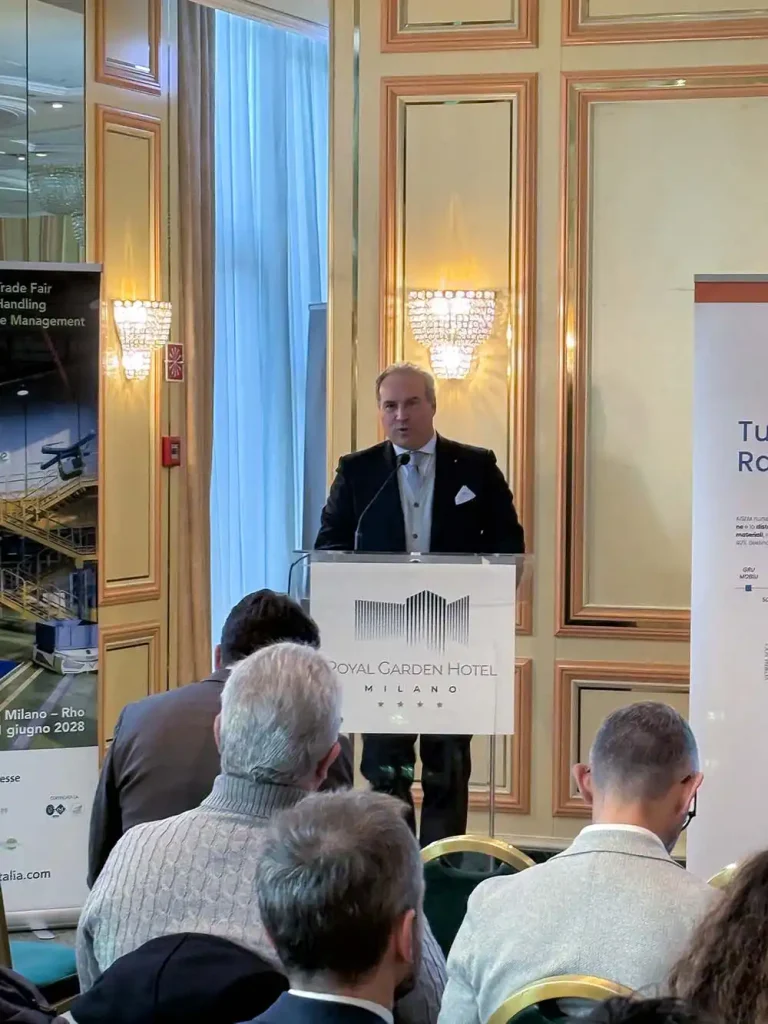 Il presidente di AISEM Massimiliano Bariola apre i lavori dell'Assemblea del 26 novembre 2025