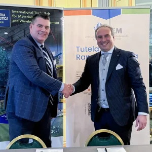 Stretta di mano tra Andreas Züge, General Manager di Hannover Fairs International GmbH, e Massimiliano Bariola, Presidente di AISEM federata ANIMA