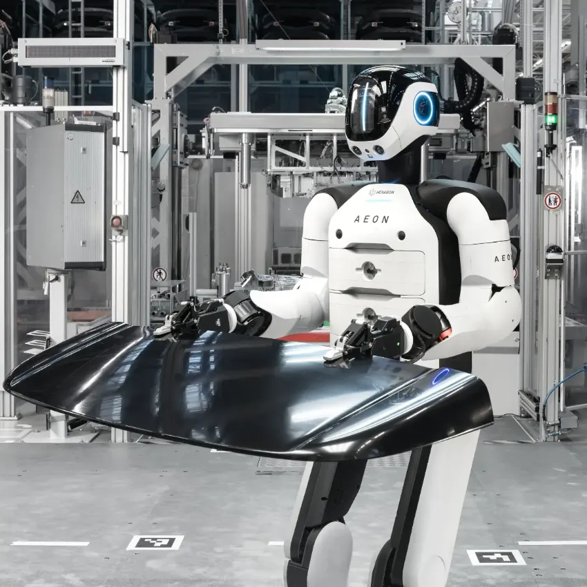 Umanoide al lavoro in una fabbrica BMW
