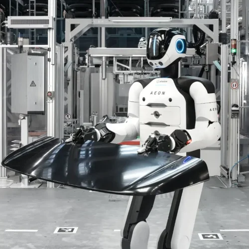 Umanoide al lavoro in una fabbrica BMW